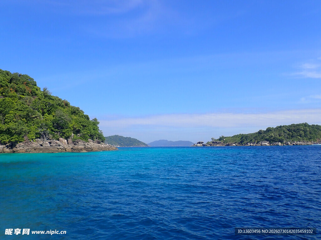 碧海青山间的美丽海岸线