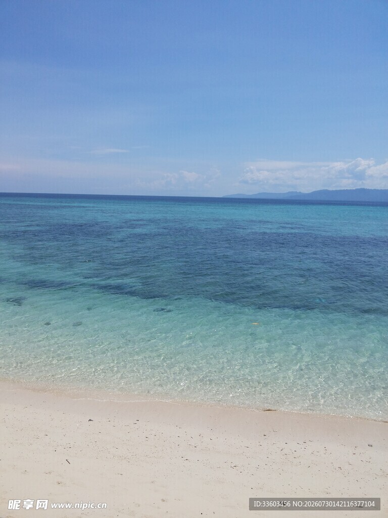 美丽海滩与清澈蔚蓝大海