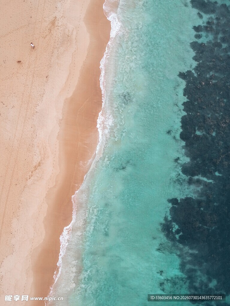 美丽海滩与清澈海水