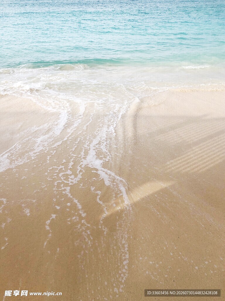 海浪轻吻沙滩的美丽瞬间