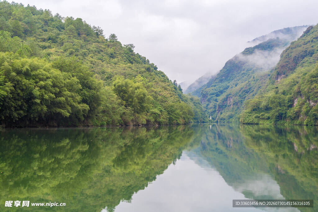 青山绿水间的宁静湖泊