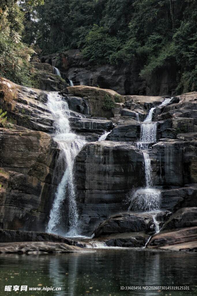 山间瀑布美景