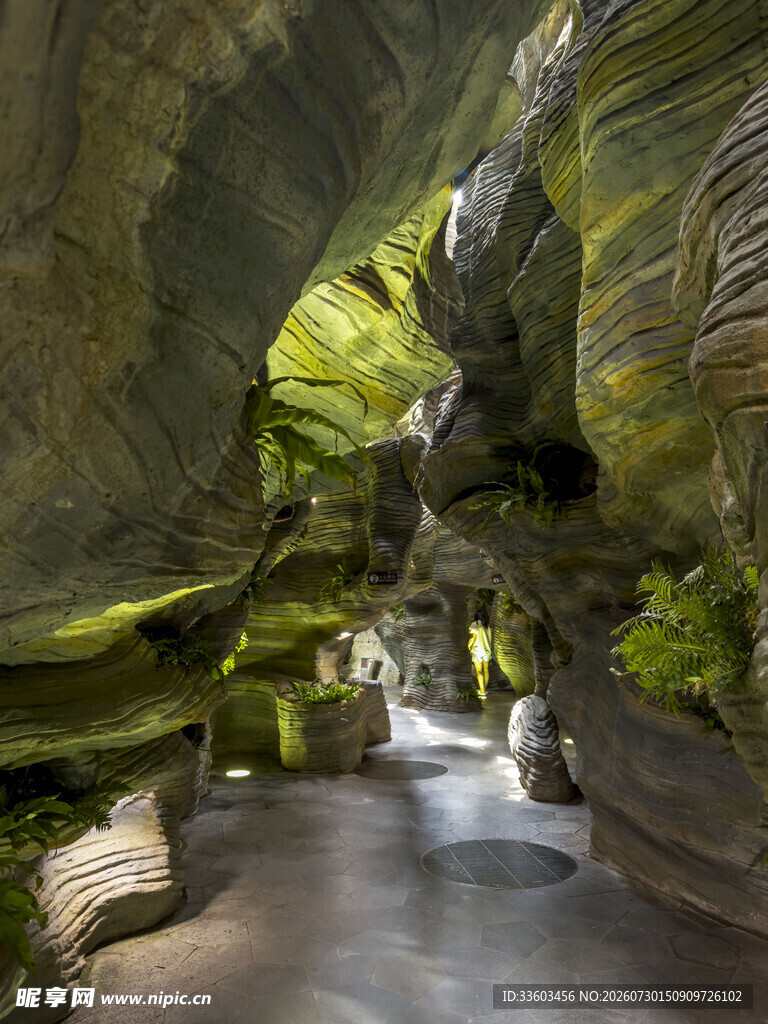 神秘峡谷洞穴景观