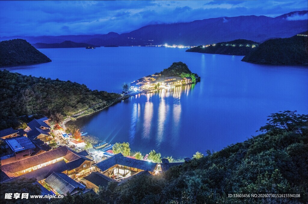 湖畔夜景岛屿灯火璀璨