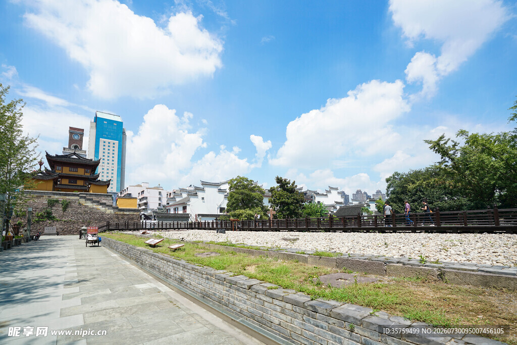户外风景中的道路与建筑