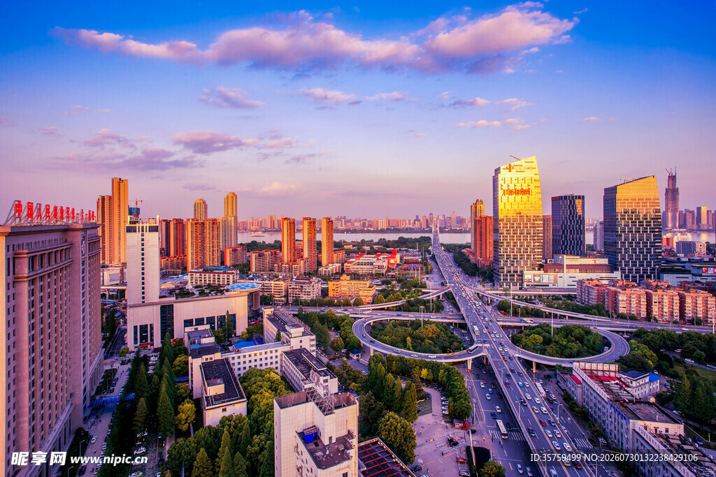城市天际线黄昏美景