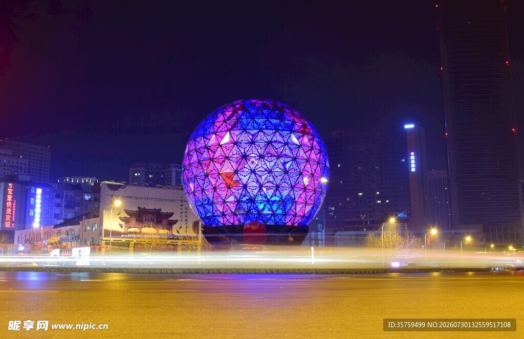 城市夜景中的绚丽球形建筑