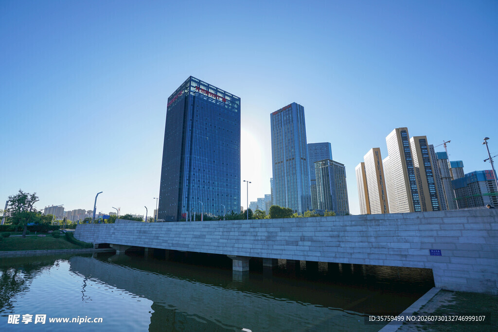城市河畔高楼景观