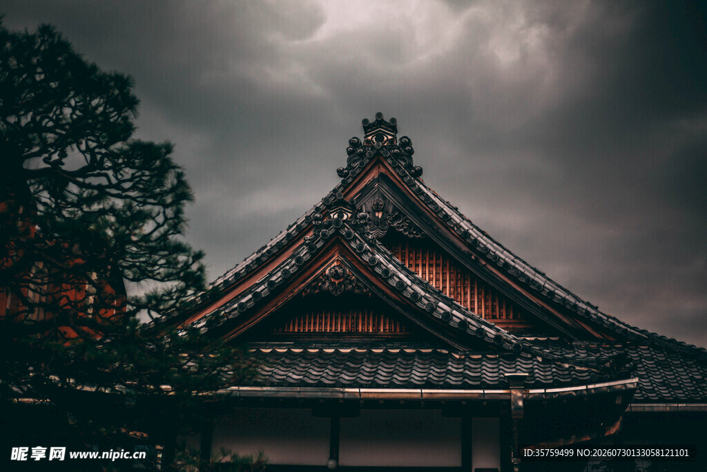 中式古建筑与阴沉天空