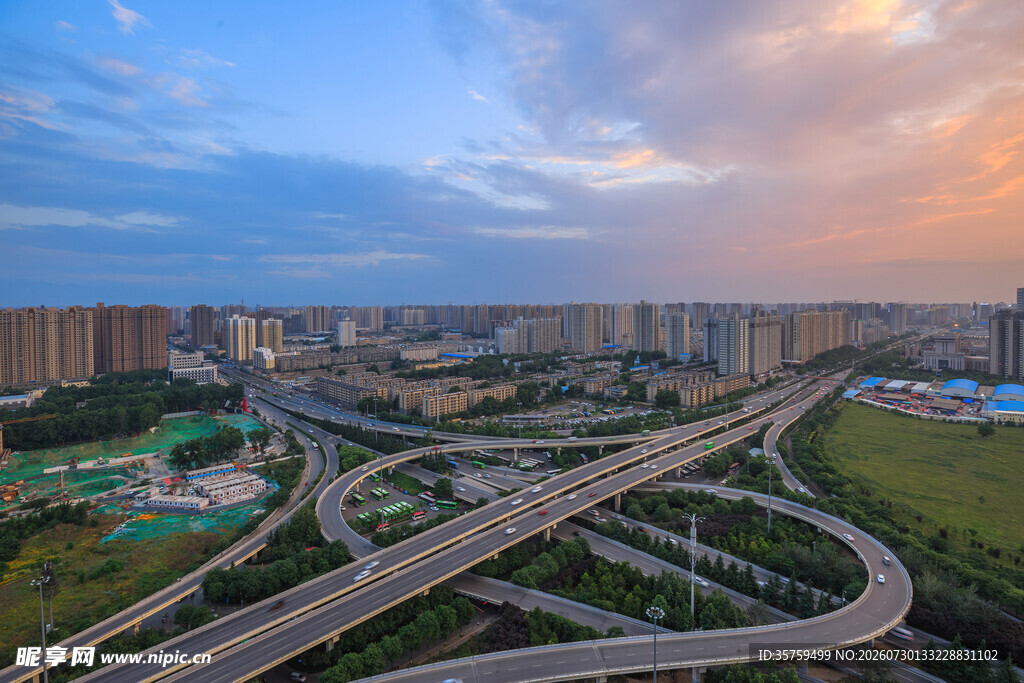 城市立交桥的壮丽黄昏景
