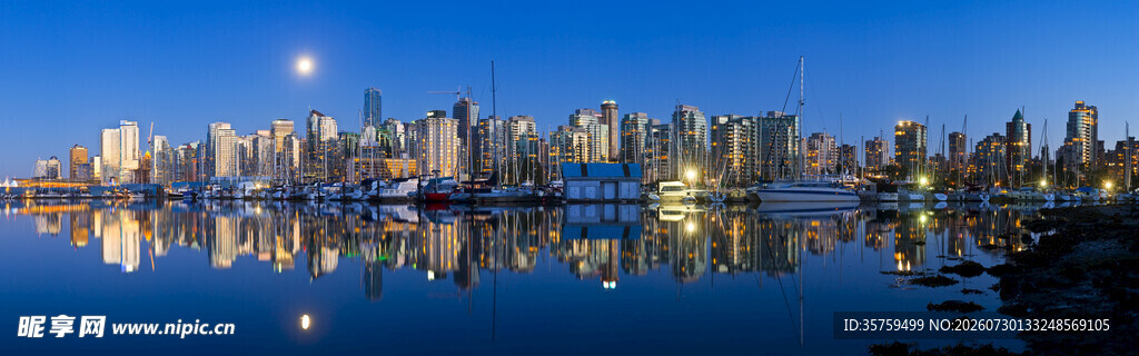 城市夜景与水中美丽倒影