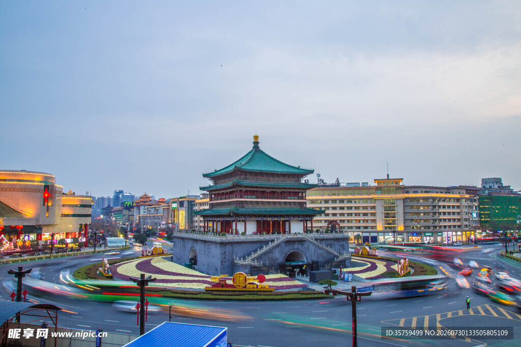 西安钟楼城市繁华景象
