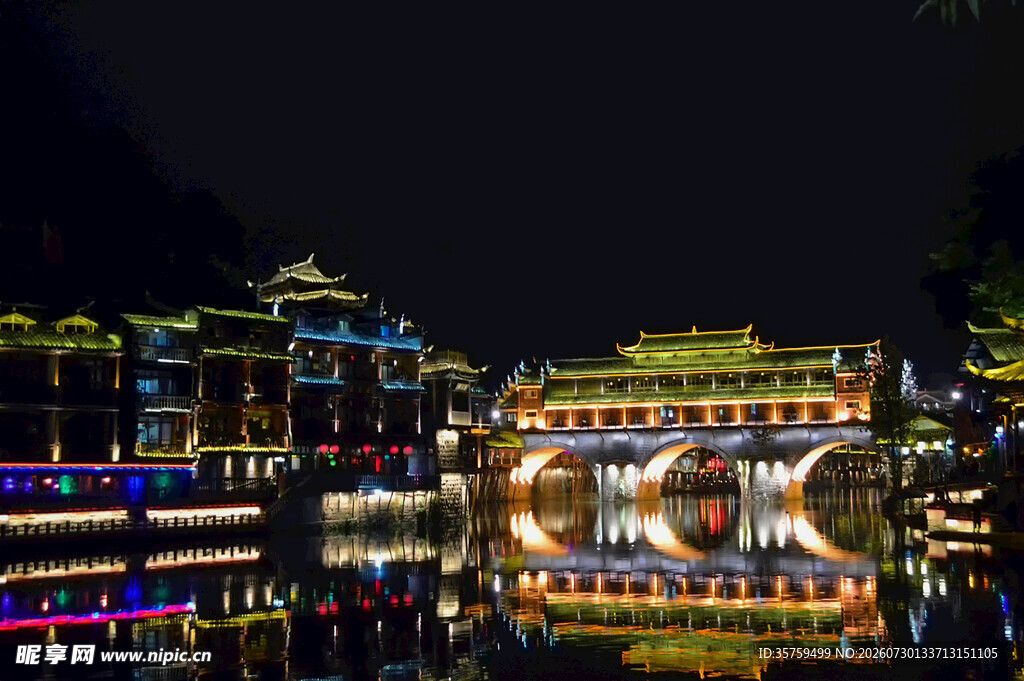 凤凰古城夜景璀璨