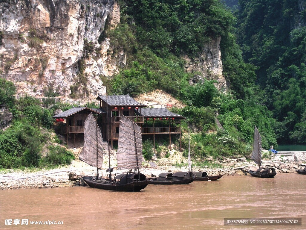 江边古朴船只与临水建筑