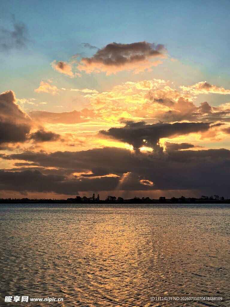 夕阳下波光粼粼的美丽海滨