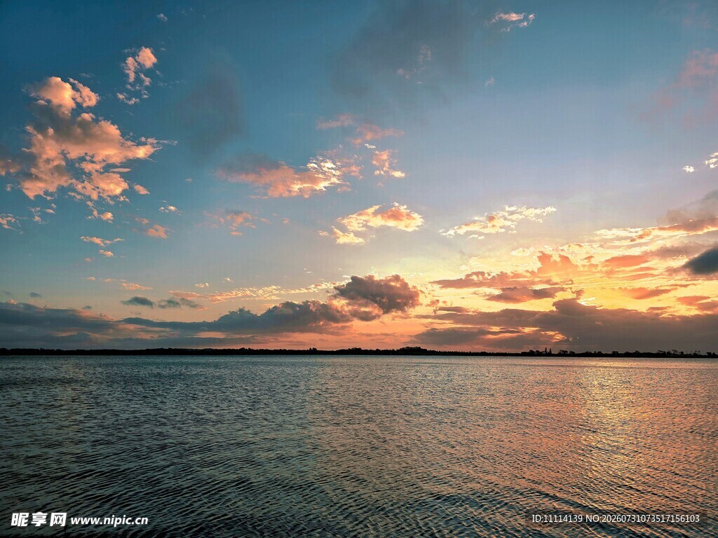 云霞映水面海边日落美景
