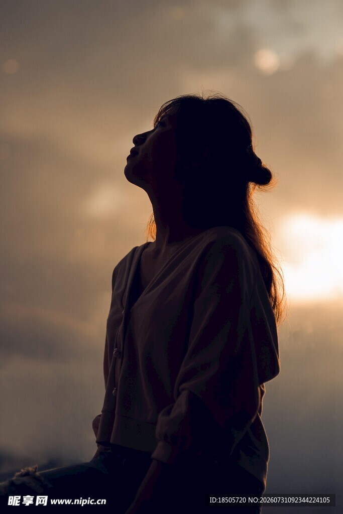 逆光下的沉思女子