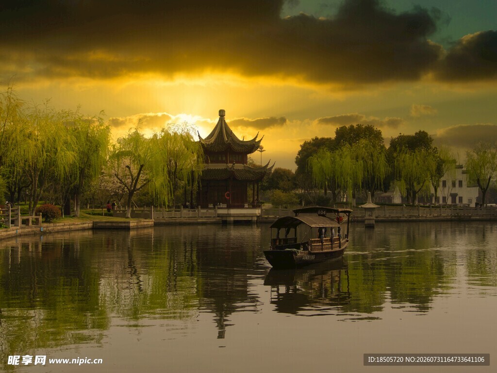 夕阳下的中式湖景古建筑