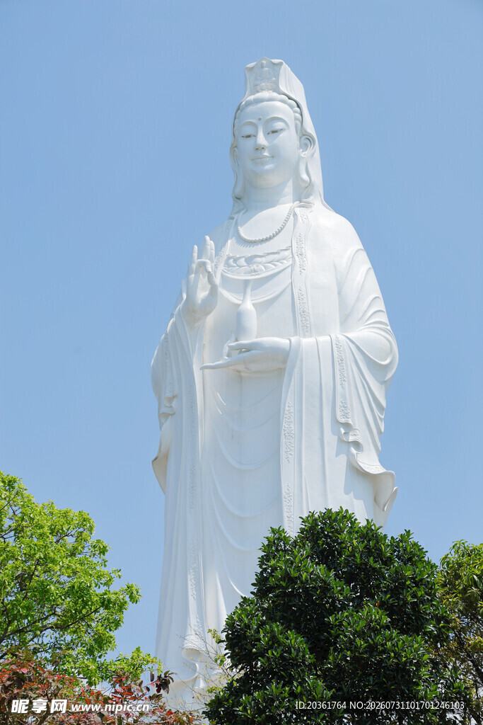 巨大白色观音雕像