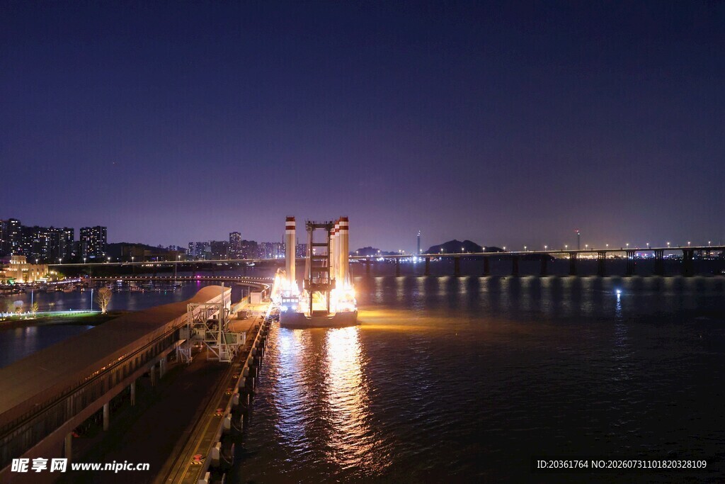 城市河畔夜景灯光璀璨