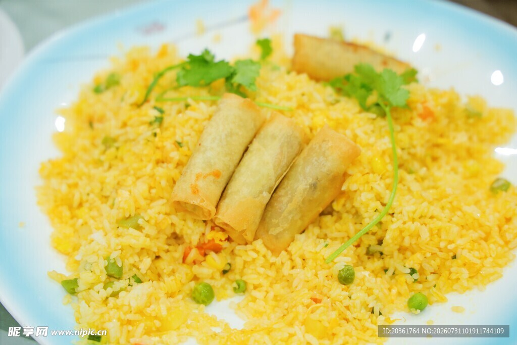 美味蛋炒饭配金黄春卷