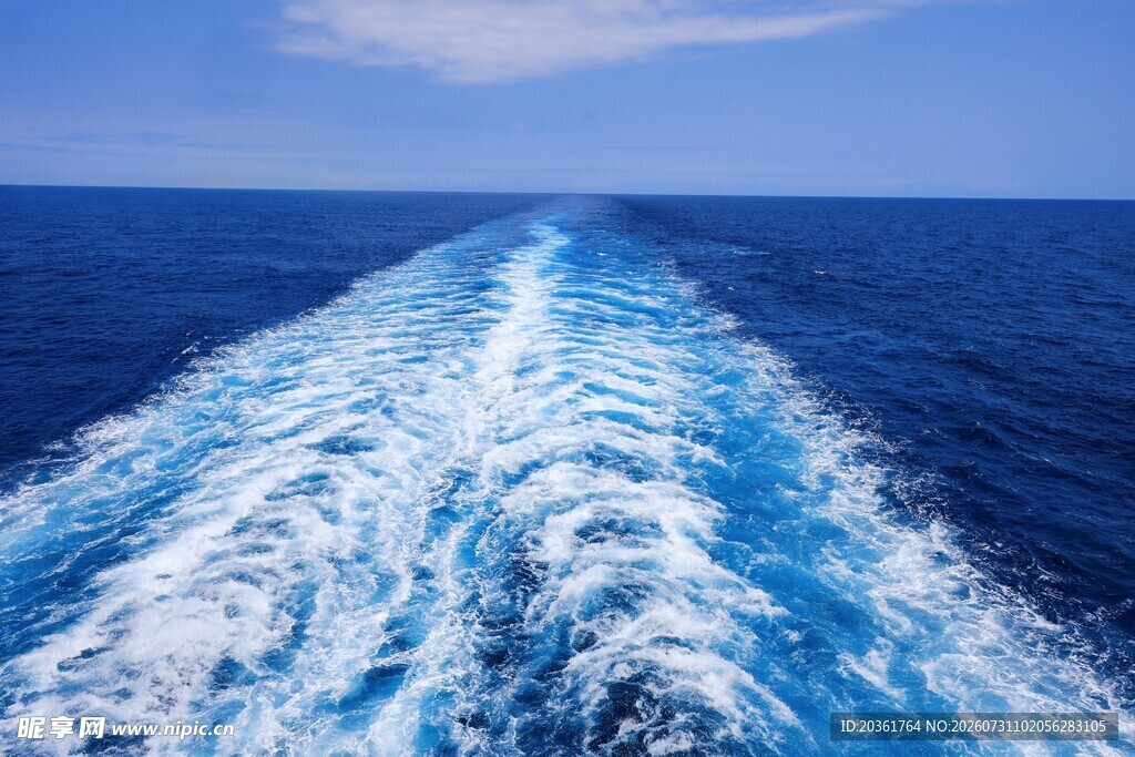 船行大海留下美丽航迹