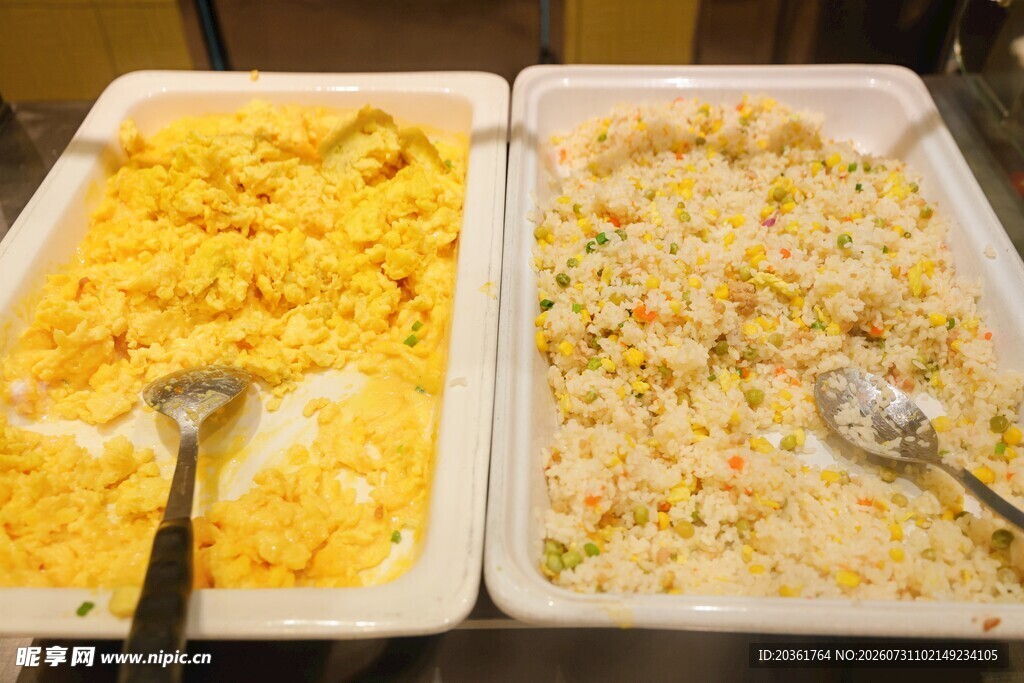 两盘美味的特色炒饭