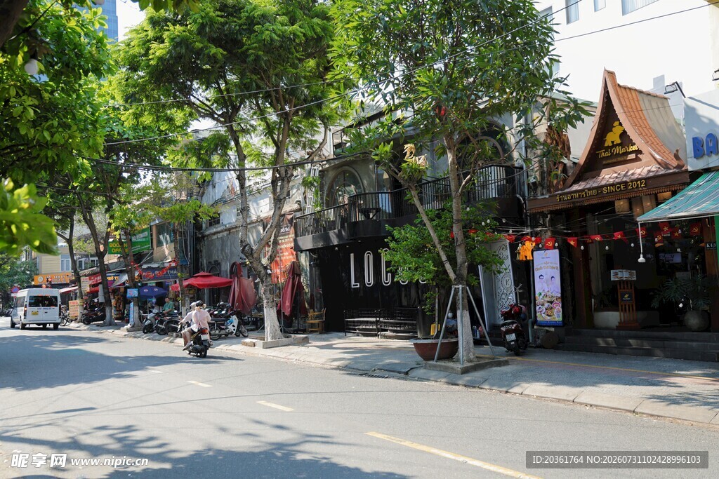 街边绿树掩映的特色店铺