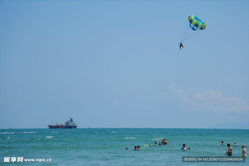 海边欢乐的风筝冲浪场景