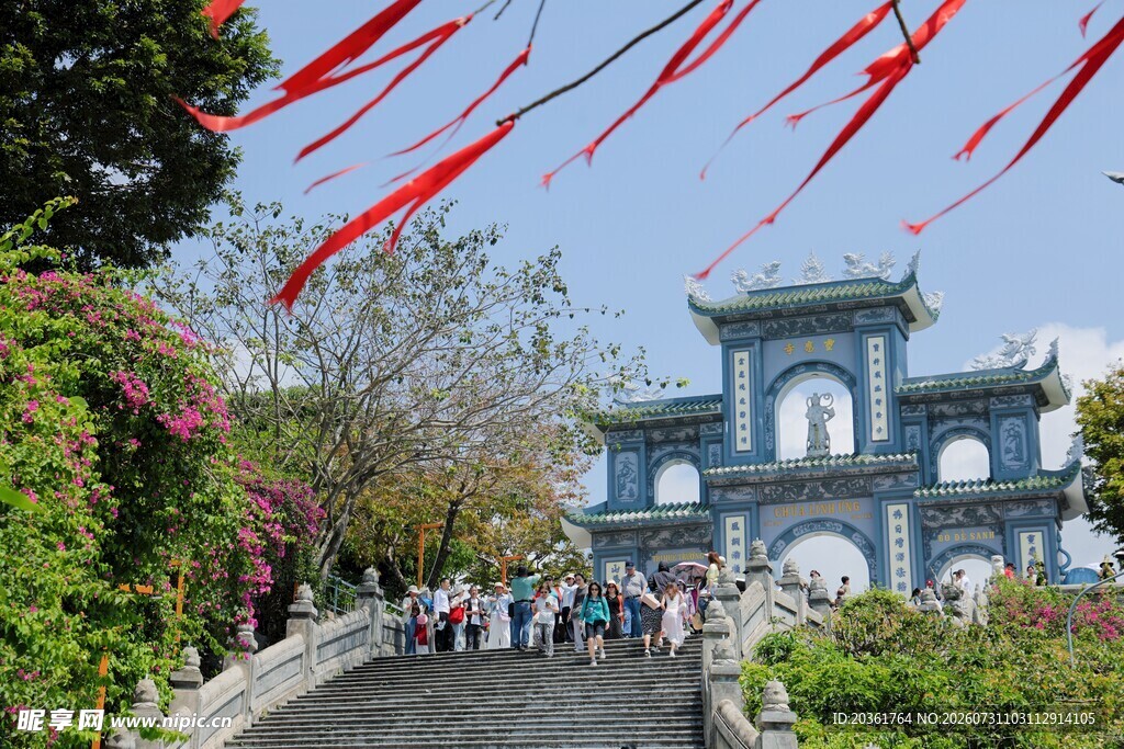 中式牌坊下的热闹景象