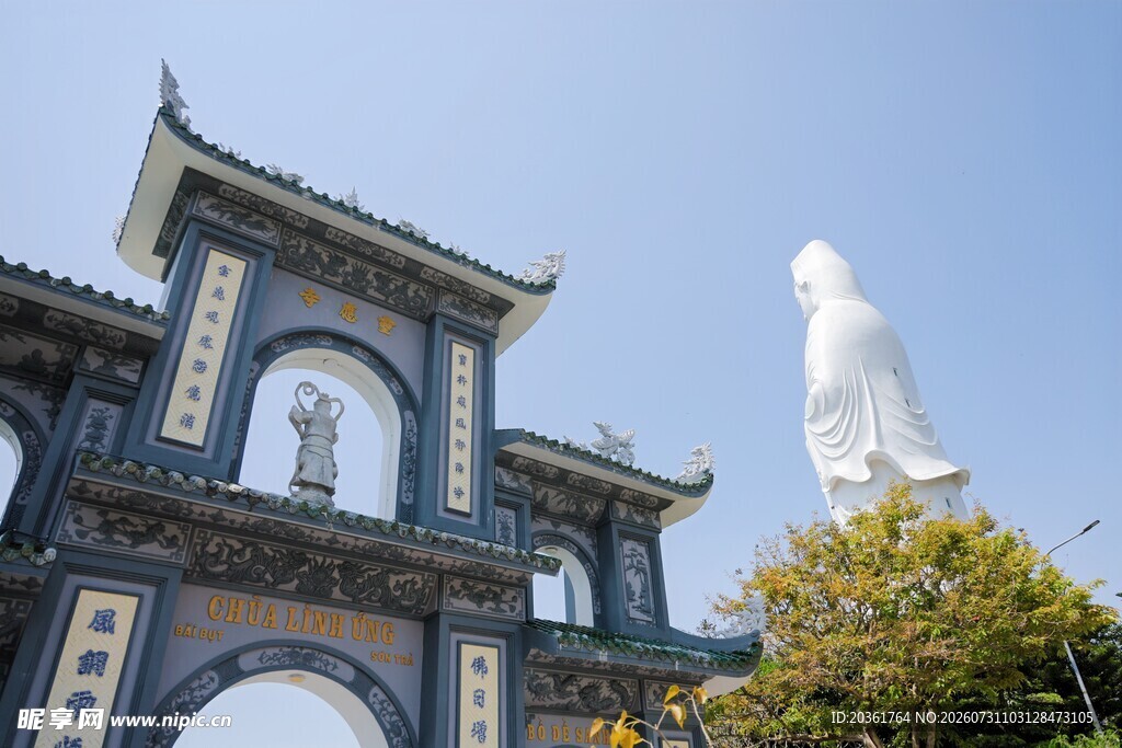 中式门楼旁的白色观音像