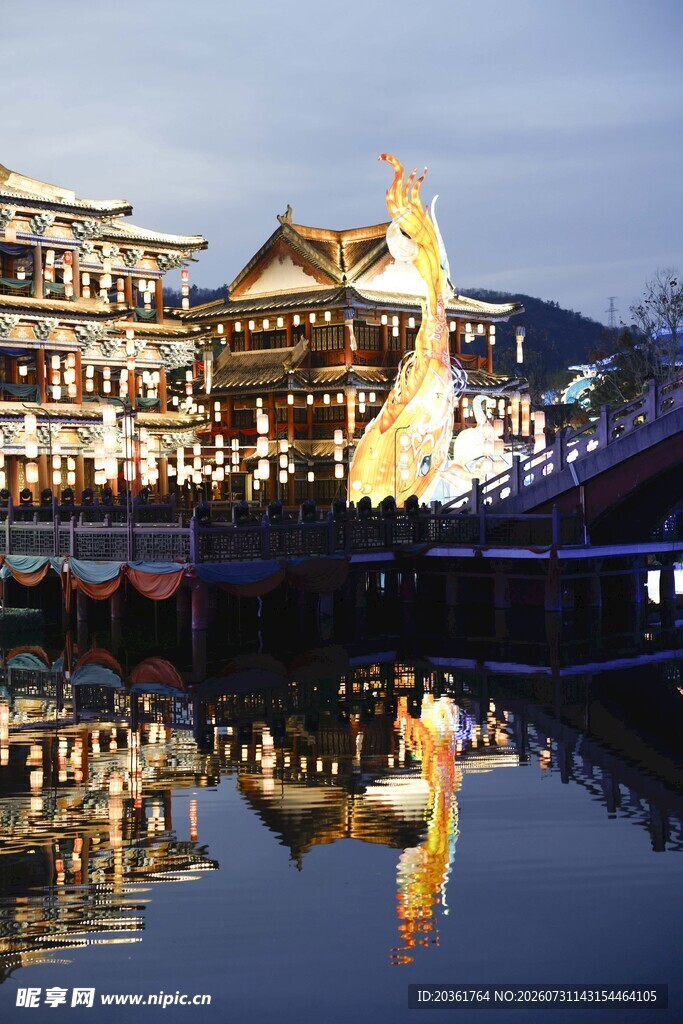 古街夜景倒映于平静水面