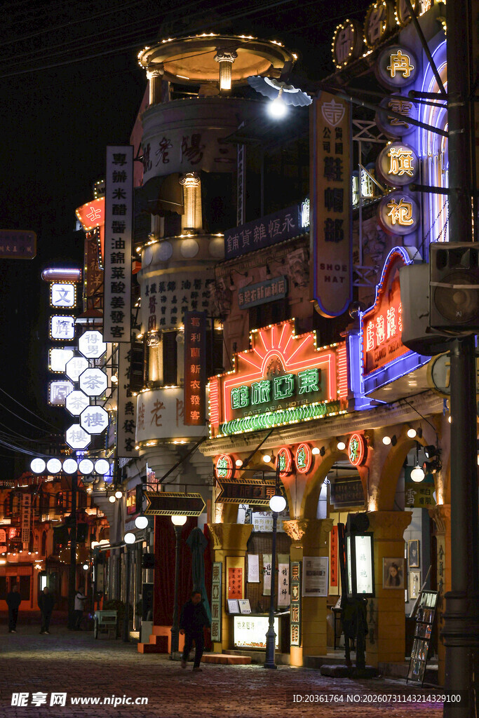 夜晚繁华的街边商业建筑