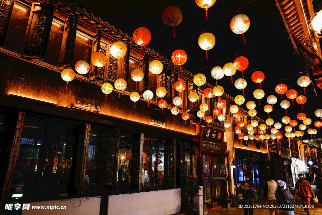 古街灯笼夜景