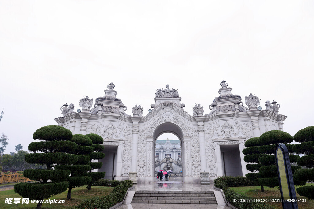 白色宏伟拱门建筑景观