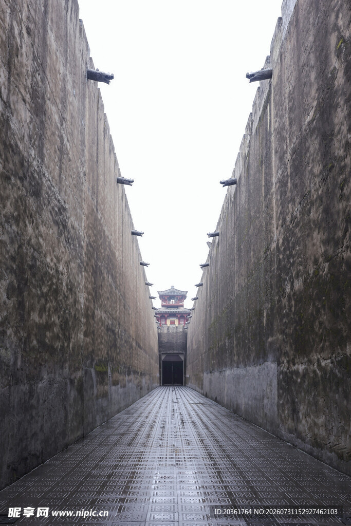 古城墙间的幽静通道