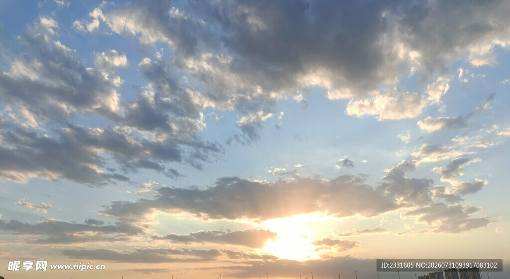 夕阳下的绚烂天空