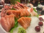 新鲜刺身拼盘美食盛宴