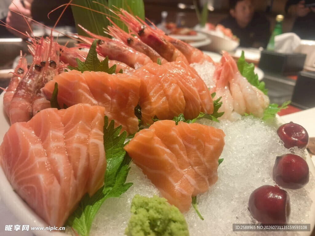 新鲜刺身拼盘美食盛宴