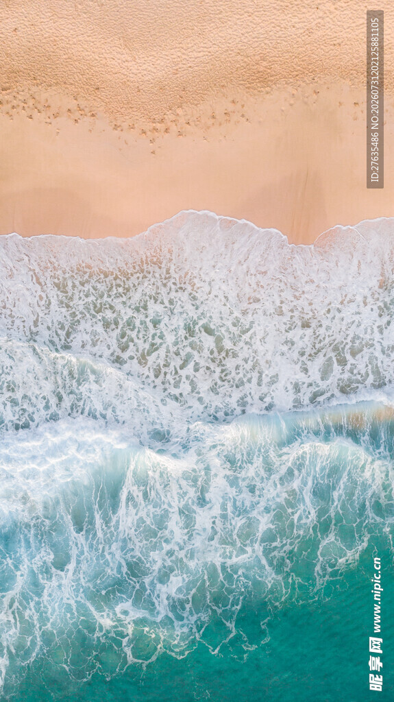 海浪拍打沙滩的美丽瞬间
