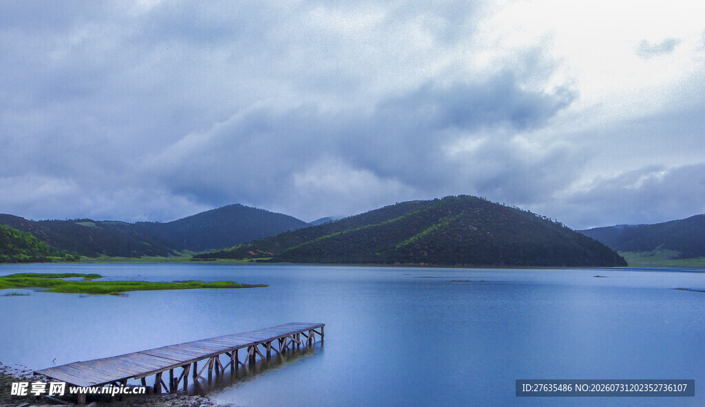 宁静湖畔的木质栈桥美景