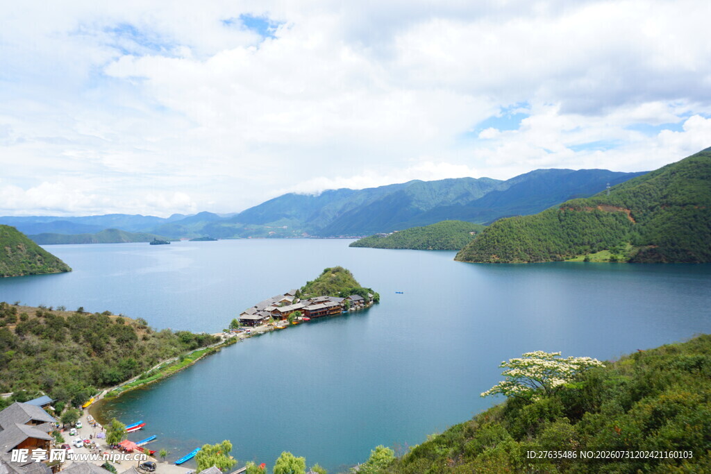 秀丽湖景与青山相映成趣