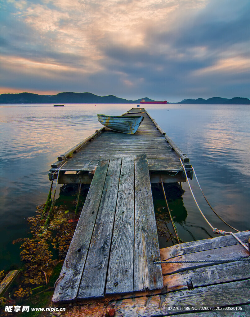 湖畔旧木码头的静谧景致