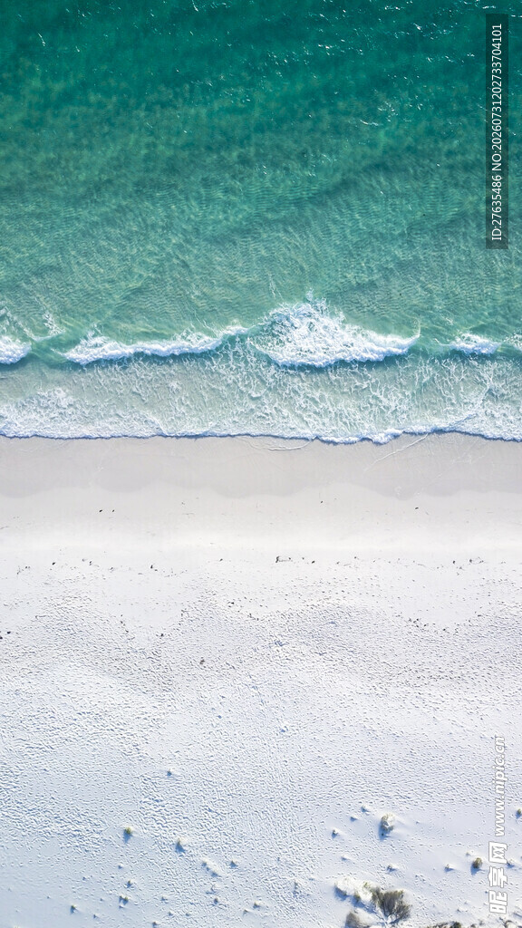 纯净海滩上的海浪景观