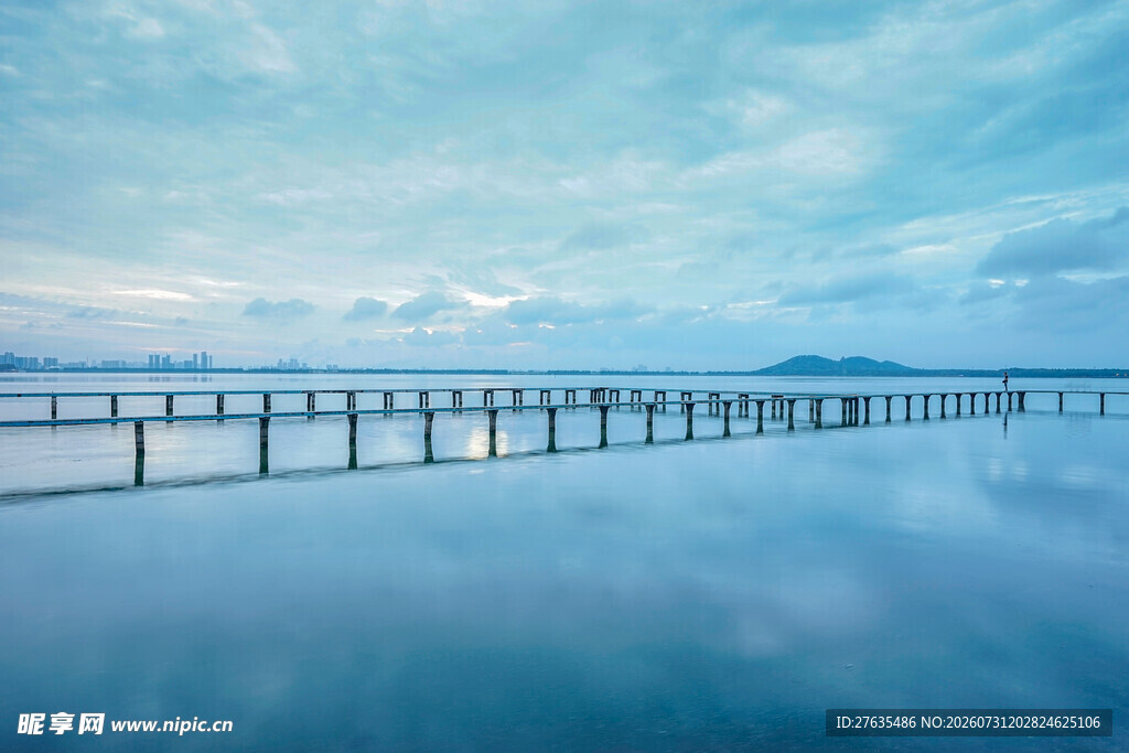 宁静湖面的长桥风景
