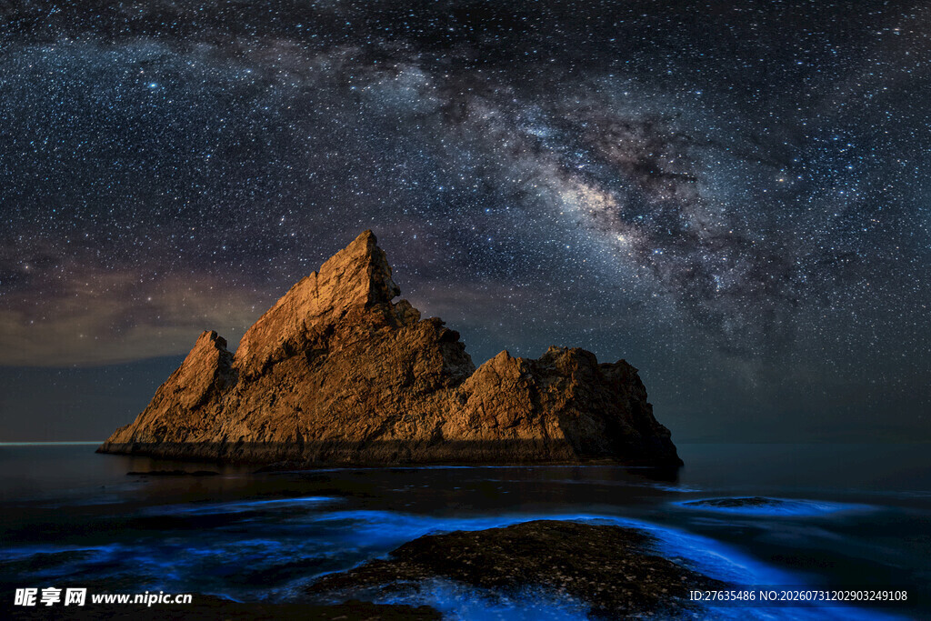 海边星空下的奇特岩石