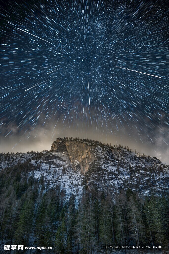 夜空下的山峦与绚烂星轨