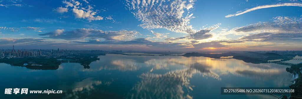 湖畔日落美景