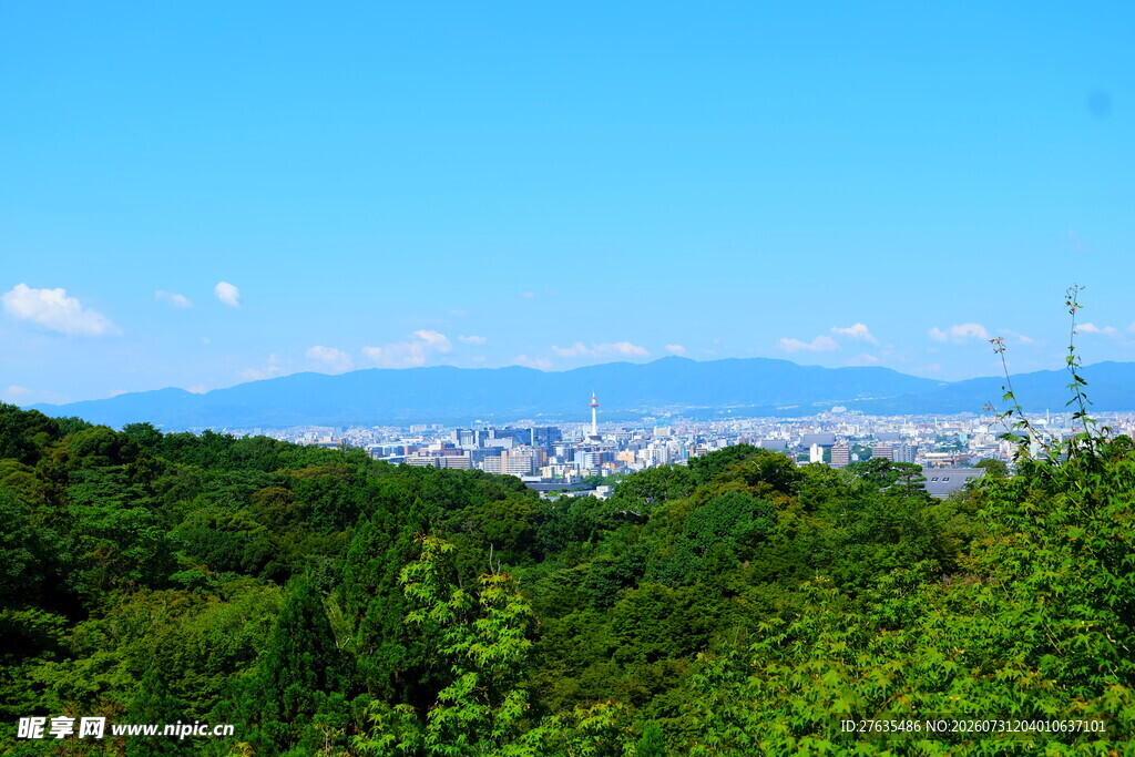 山林间远眺城市天际线