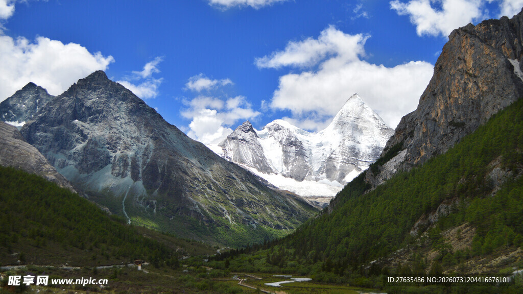 壮丽高山蓝天白云美景
